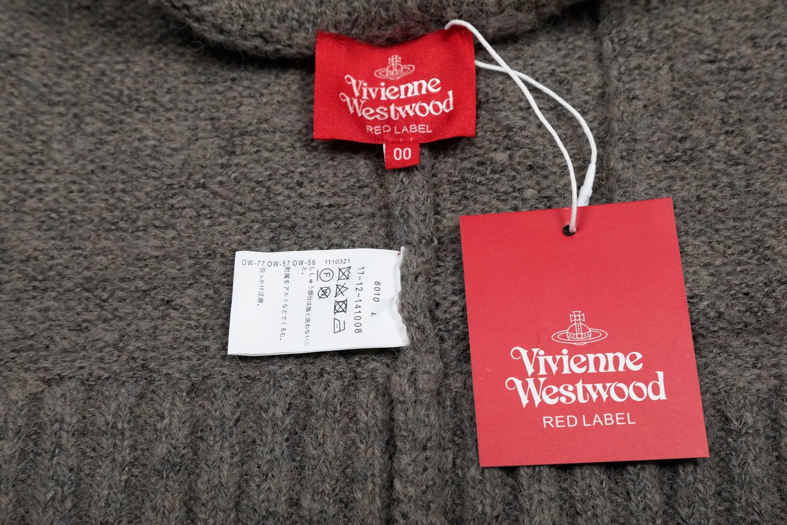 VIVI137 vivienne west wood 25th new spring style cardigan with three-color yarn splicing and embroidered chapter design 🧩 5.5-count custom-woven and dyed tunic wool, definitely not the spandex imitation wool on the market 🧩100% restoration of heavy-duty weaving method loose cuffs restored original pattern 🧩super high embroidery density single chapter 20,000 stitches of embroidery 🧩100% chemically tested custom-woven and dyed wool 0 color difference Size: 1 yard (90-110 pounds) 2 yards (110-130 pounds) 3 yards (130-150 pounds) Color: gray yellow